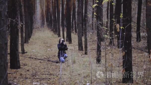 摄影师走过森林  拍下了秋天的风景。电影拍摄  慢镜头拍摄。积极的生活方式