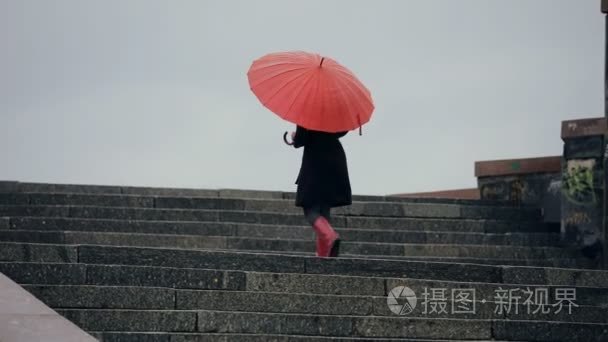 妇女在红色伞下行走视频