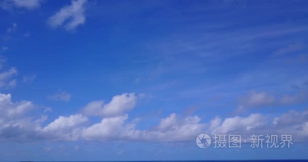 v12022 在晴朗的夏日里, 在蓝天白云的背景下, 用无人驾驶飞机鸟瞰天空