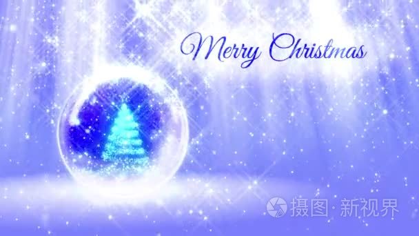 明亮的成分为圣诞快乐与3d 圣诞树从闪光颗粒和火花在 snowglobe 或雪球。在蓝色背景下有像北极光和降雪这样的光线。V26