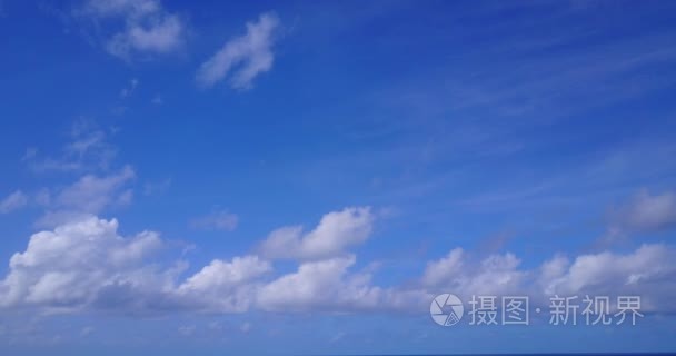 v13011 在晴朗的夏日里, 在蓝天白云的背景下, 用无人驾驶飞机鸟瞰天空