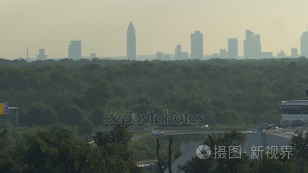 景观与城市天际线背景