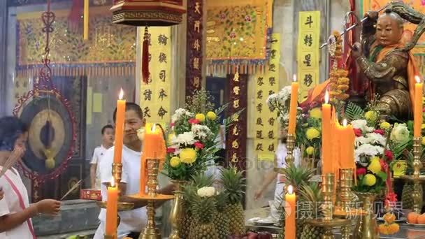 泰国普吉岛中国寺庙的神圣仪式视频