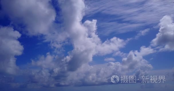 v13001 在晴朗的夏日里, 在蓝天白云的背景下, 用无人驾驶飞机鸟瞰天空