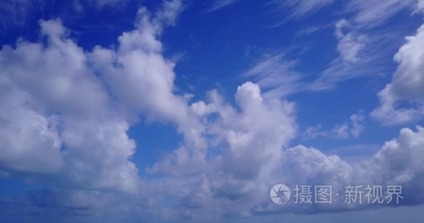 v13017 在晴朗的夏日里, 在蓝天白云的背景下, 用无人驾驶飞机鸟瞰天空