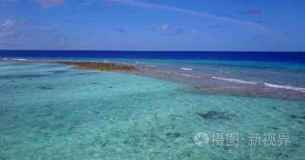 v14438 马尔代夫白沙海滩热带岛屿与空中飞鸟鸟瞰的水蓝色海水和晴朗的天空
