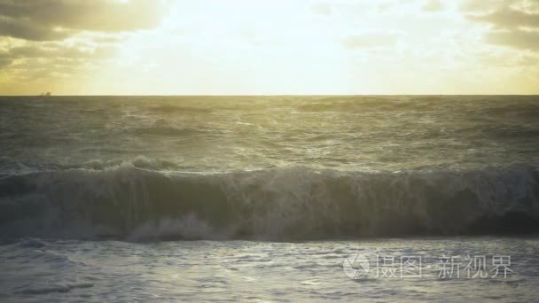阳光照亮海岸波浪慢动作视频