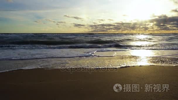 夕阳照亮了沙滩视频