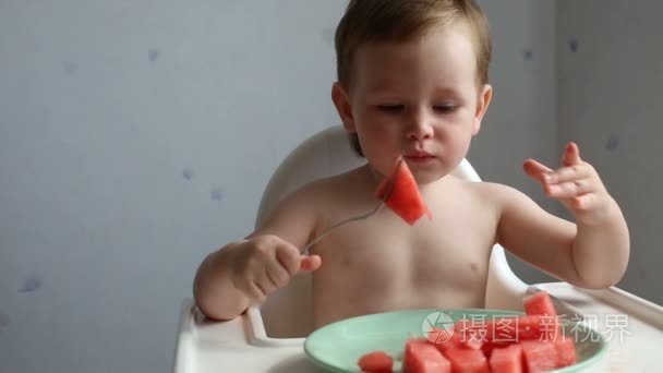 吃西瓜的可爱男孩视频
