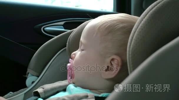 小婴孩在儿童安全带, 当汽车移动或路关闭视频