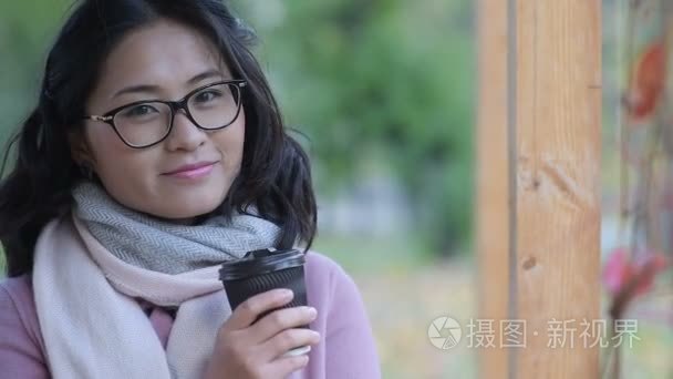 亚洲女人在户外喝咖啡视频
