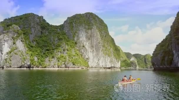 夫妇在皮艇帆在海洋海湾视频