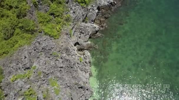 海岛岩石海岸和海洋水视频