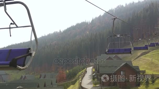 滑雪胜地滑雪场的低角度拍摄 在一个晴朗的秋日的山上。蓝天, 太阳和森林的背景 copyspace 骑顶自然极限体育休闲概念视频