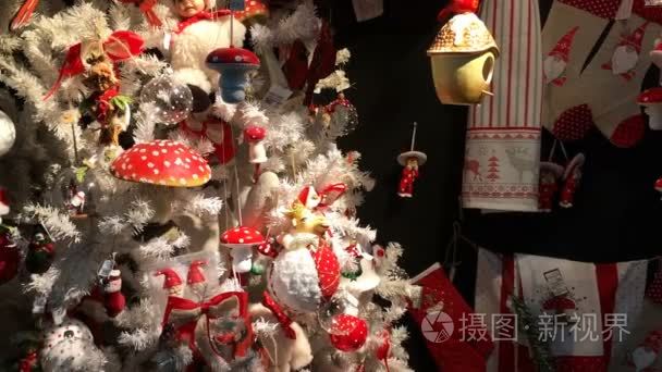 商店圣诞树上的装饰品