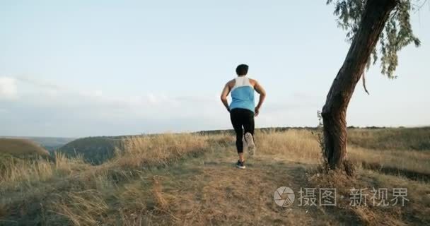 山风景。欧洲奔跑的人晨跑慢动作