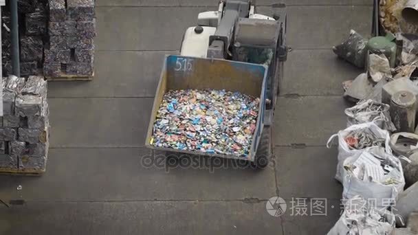 大铲车分拣垃圾回收厂堆场视频