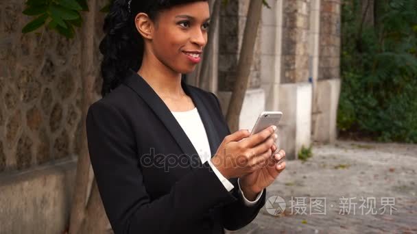 黑人女性的人在智能手机外聊天