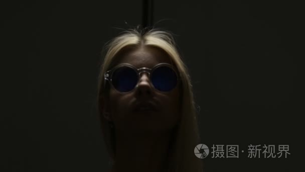 戴墨镜的年轻金发女郎循环视频