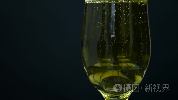黑色背景下的气泡杯香槟视频