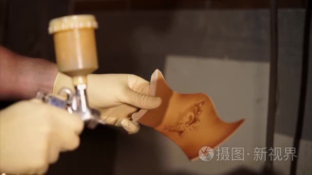 工匠盖子皮革的片断与保护液体视频