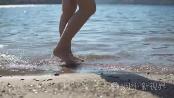 美丽的女性脚赤脚走在海边视频
