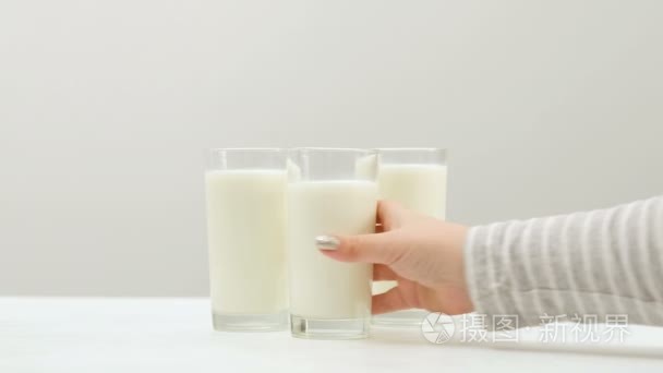 健康牛奶饮料三眼镜家庭乳品视频