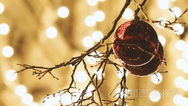莫斯科的街道装饰为新年和圣诞节庆祝。有明亮的红色和黄色的球的树。胶主要百货商店与电灯泡在背景。俄罗斯