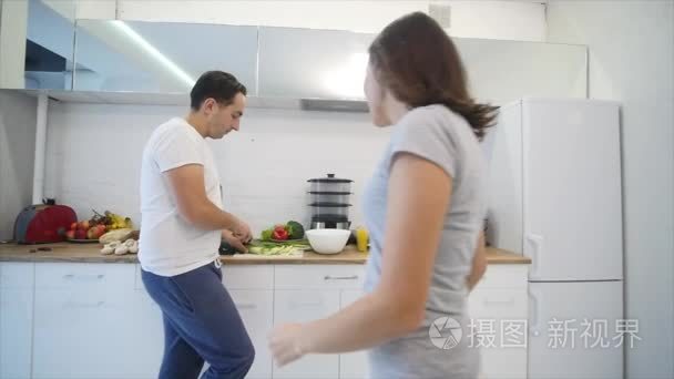 幸福的夫妇一起在厨房里煮饭视频
