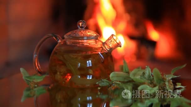 壁炉旁有柠檬茶的茶壶视频