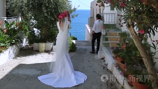 美丽的新婚夫妇在街头希腊