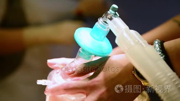 儿童与氧气面罩的关键手术视频