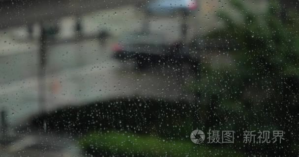 曼哈顿交通通过湿窗的天雨视图视频