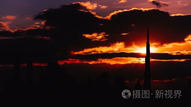 在日落在阿联酋迪拜游戏中时光倒流城市景观剪影