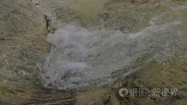 水在山区河流在慢动作视频视频