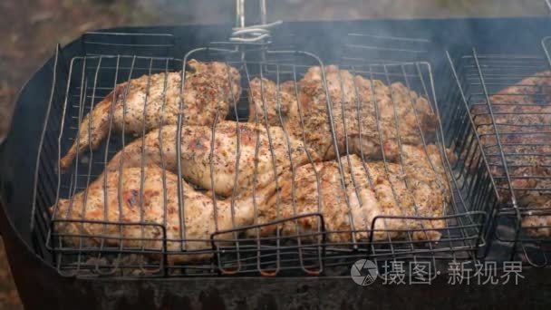 烤鸡肉煮熟的热煤很多烟雾