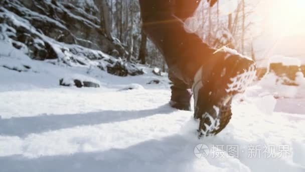 徒步踏脚步雪视频