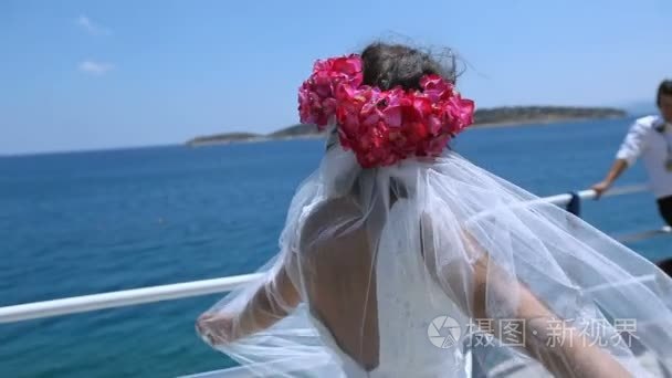 新婚夫妇在蜜月中享受大海视频