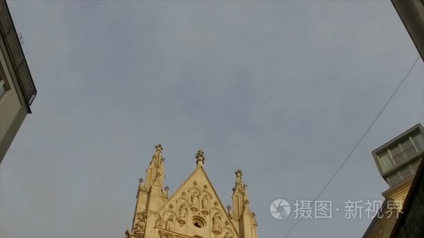 教会在维也纳在蓝色天空背景视频