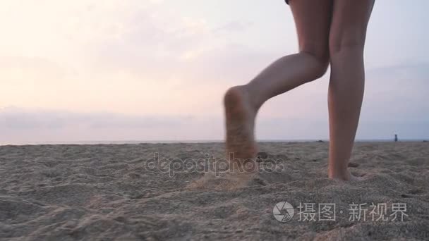 女人走在海滩赤脚日落替身拍摄视频