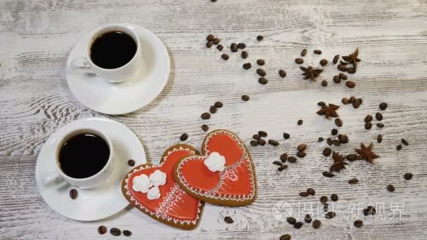 爱的关系。St. 的情人节概念。顶部的两杯咖啡和两个生姜饼干心形是在木制背景与咖啡豆周围。女性的手放我爱你留言注  4