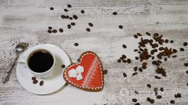 爱的关系。St. 的情人节概念。顶部的咖啡杯和姜饼心形是在木制背景与咖啡豆周围。手放我需要你留言  4 k