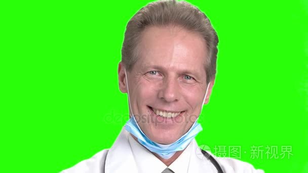 成熟微笑的医生面孔视频