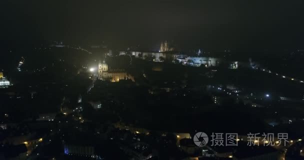 布拉格夜景  全景从空气到 St. 圣维特大教堂在布拉格  夜城市的灯  布拉格