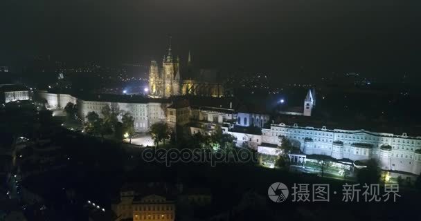 布拉格夜景  全景从空气到 St. 圣维特大教堂在布拉格  夜城市的灯  布拉格
