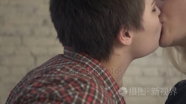 两个年轻可爱的女女孩拥抱和热情的接吻, 可爱, 恋人, , 女孩, 拥抱, 柔情, 关闭, 两个女人的嘴亲吻 60mov格式视频下载-正版视频编号01kjmo-摄图新视界视频库