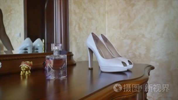 清晨新娘带着她优雅的鞋子视频