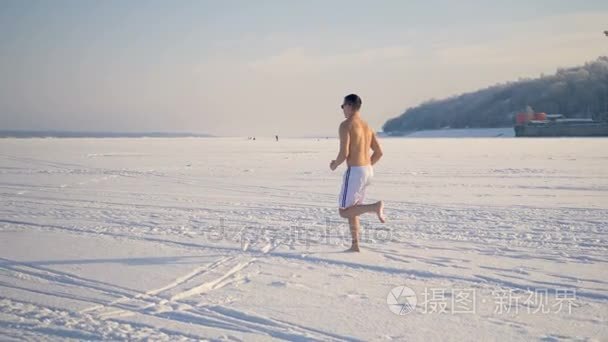 一个健美的人赤脚在雪地上奔跑视频