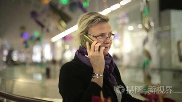 商场里的女人在电话里聊天视频