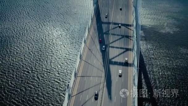 城市景观中悬海大桥的车辆交通视频